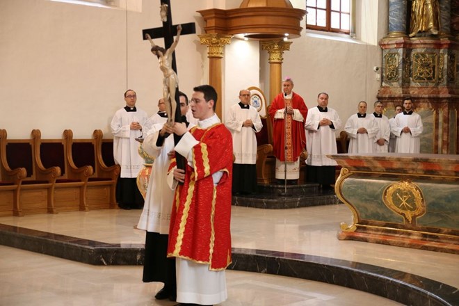 U tišini, molitvi i promišljanju u varaždinskoj katedrali slavljeni obredi Muke Gospodnje
